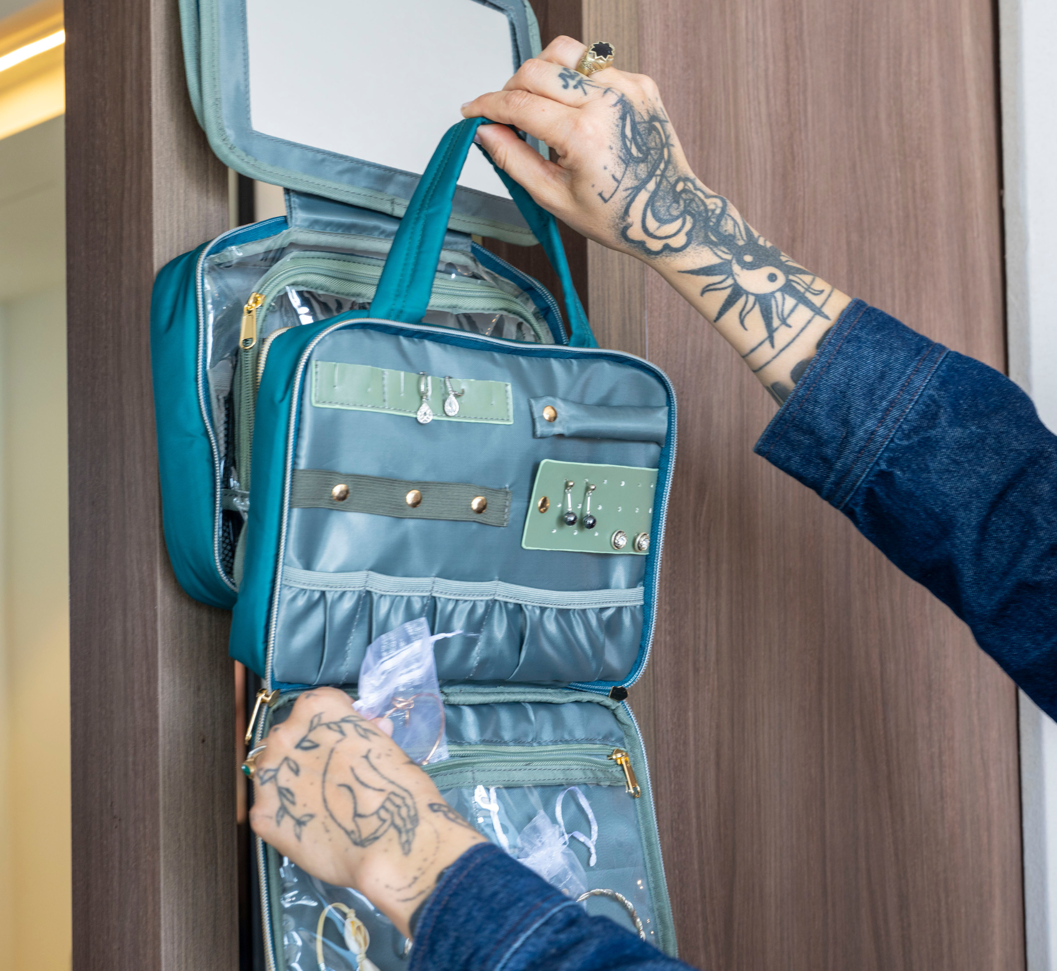 GLASARI On-The-Glow Cosmetic Case