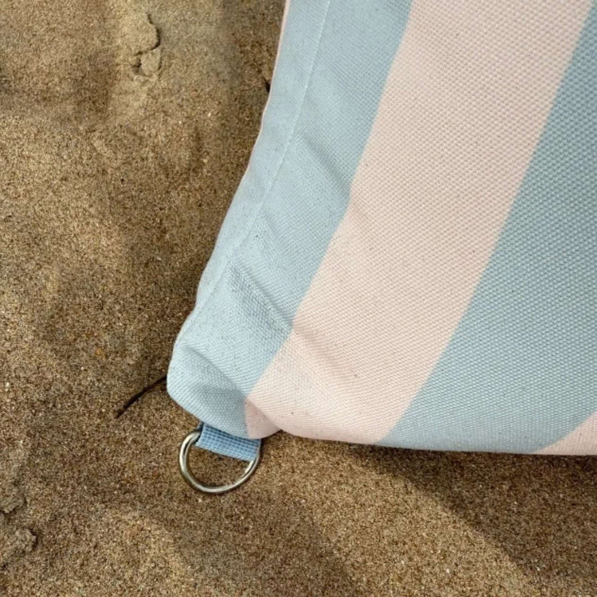 GLASARI Beach Buddy Vault in Blue Horizon stripe, close-up of the stainless steel D-ring for attaching a dog lead or sunshade